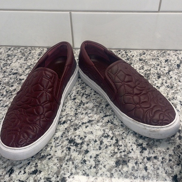 ❤️ Tory Burch size 7 purple, beautifully quilted loafers❤️ - Picture 3 of 7